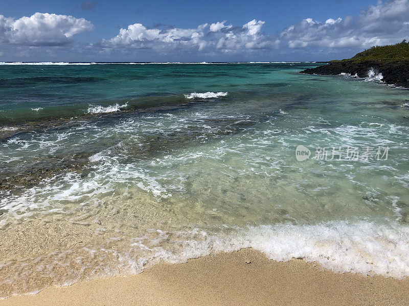 清澈的海水和小波浪轻轻拍打在毛里求斯岛波斯特拉斐特热带海滩的手机图像。