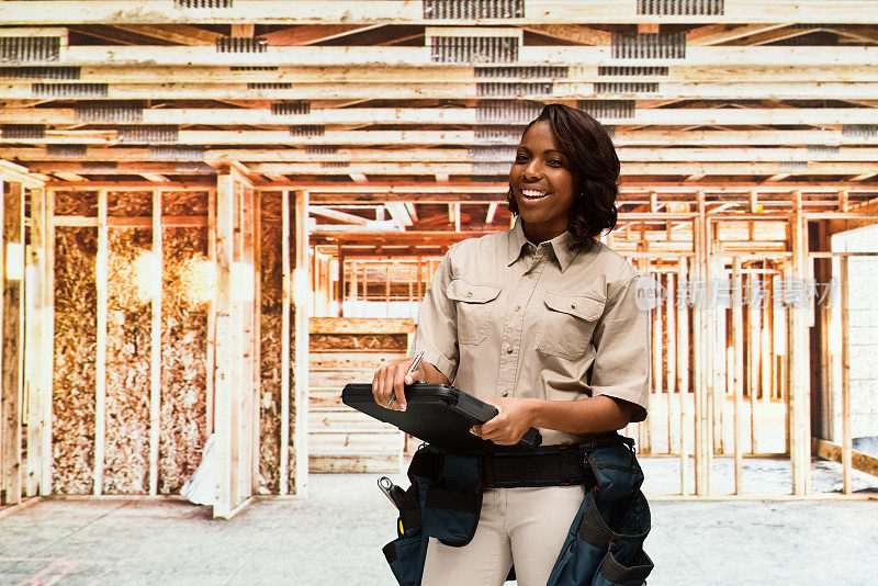 非裔美国女性建筑承包商修理穿着衬衫和拿着剪贴板