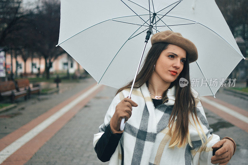 美丽的年轻女子享受着雨天