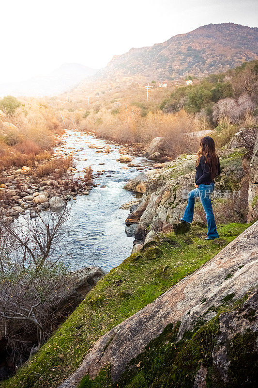 妇女欣赏卡威河在三河，加利福尼亚州