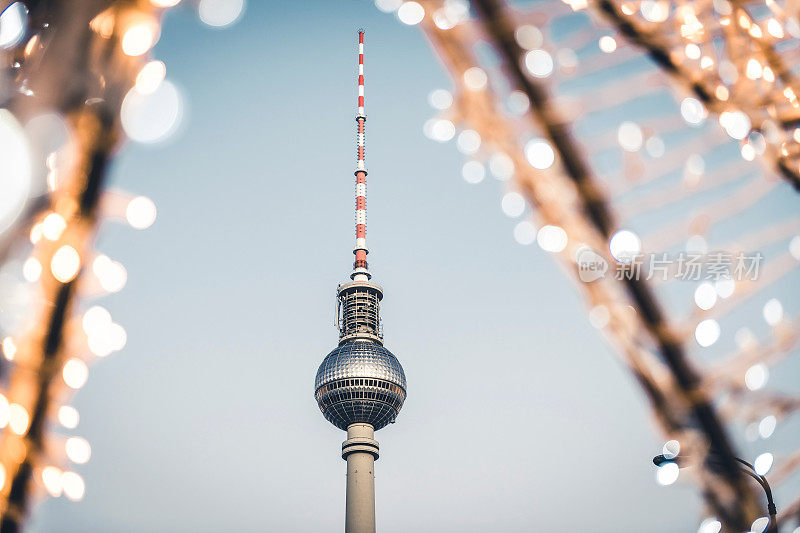 金色圣诞彩灯后的柏林电视塔