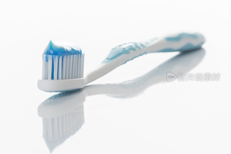 条纹牙膏牙刷