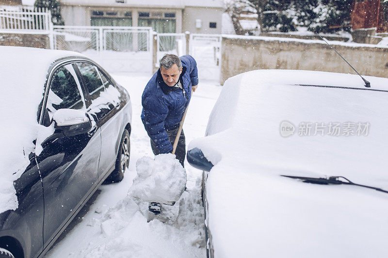 成熟男人清扫雪