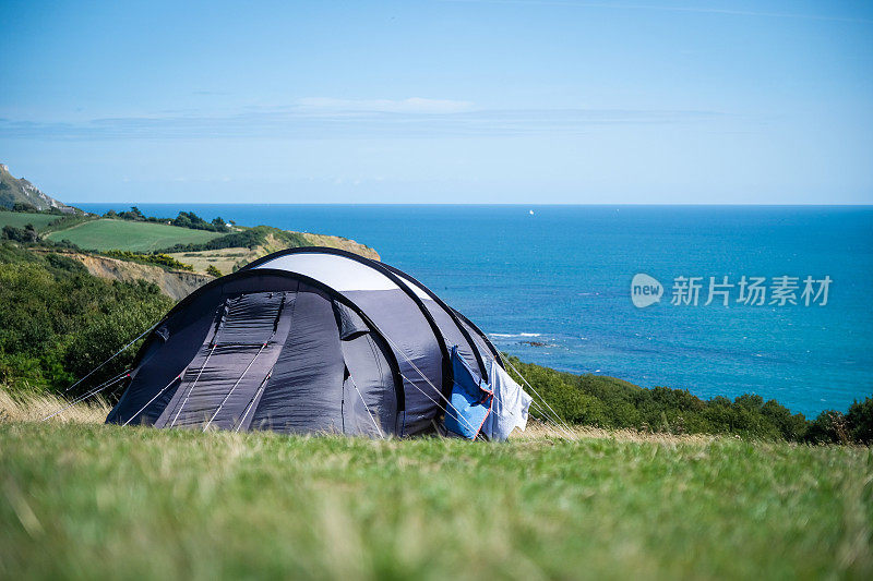 在英国多塞特奥斯明顿米尔斯的海岸线露营