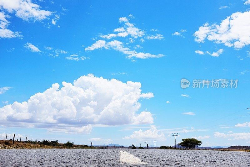 低角度的远程公路，天空和云