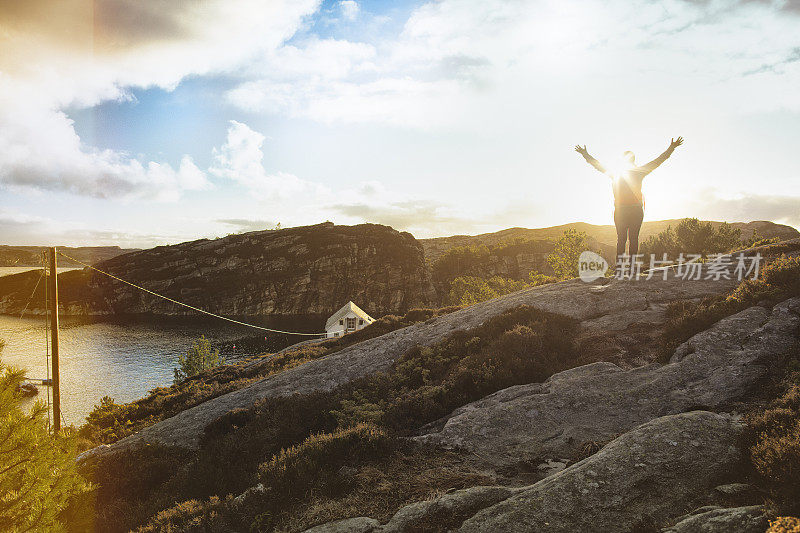 女性户外探险:在挪威徒步旅行，在峡湾边的山上