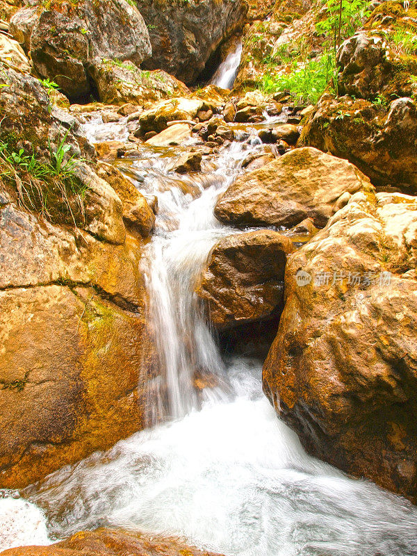 高山峡谷流