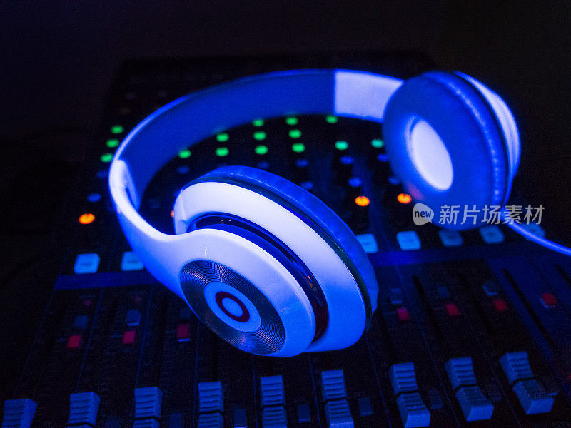 在DJ控制台的荧光UV颜色耳机。