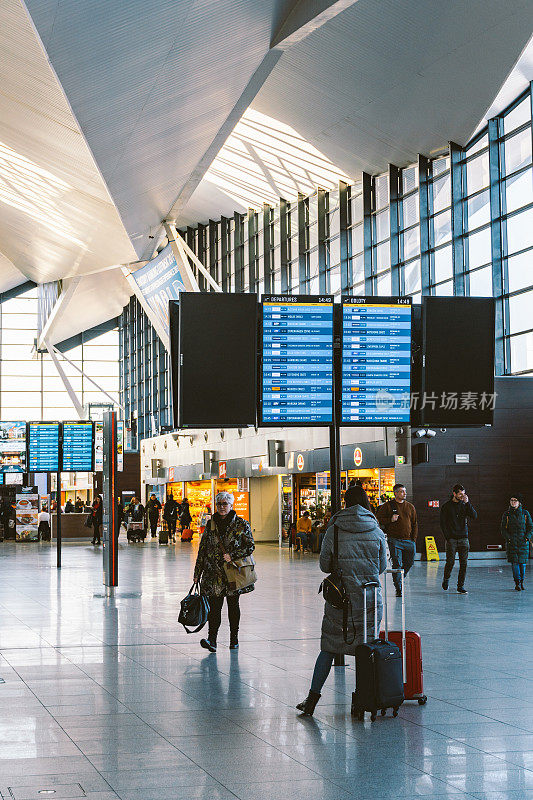 2020年2月14日，波兰格但斯克机场的到达板。波兰格但斯克机场(GDN)航站楼。格但斯克的现代莱赫瓦文萨机场航站楼内部。终点站有到达和离港板