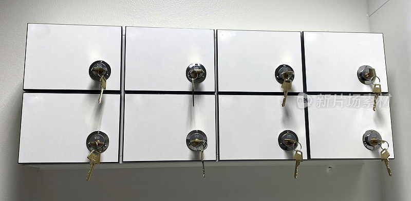 10个带锁和钥匙的壁柜