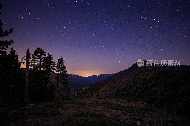 加利福尼亚内华达山脉的星空与第一缕阳光