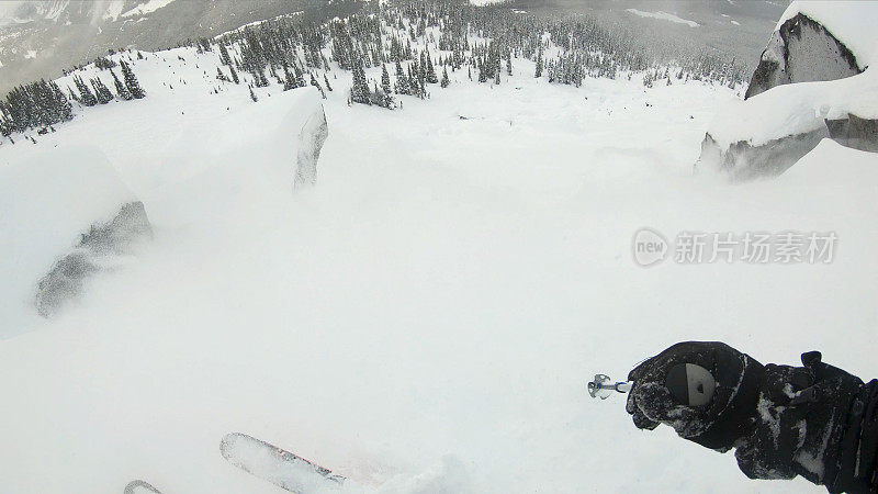 第一人称视角POV背国家滑雪下山高山斜坡