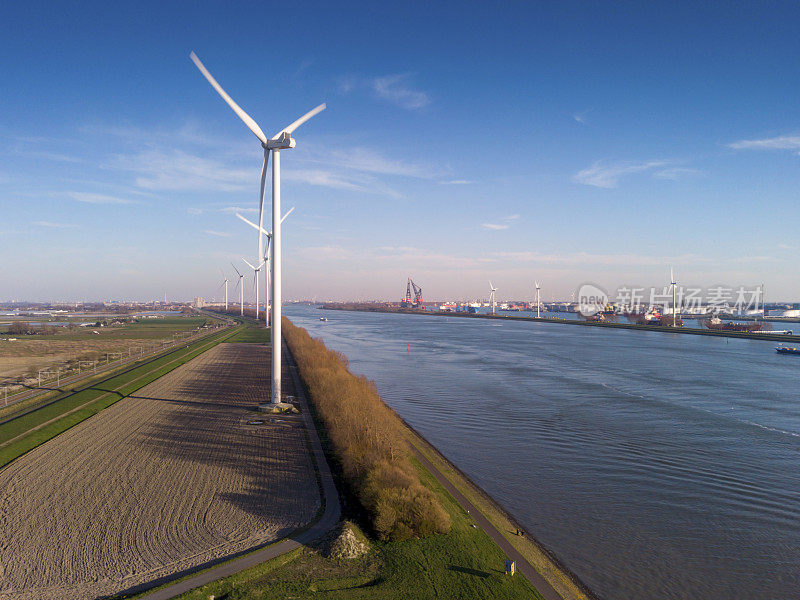 以欧洲港工业区为背景的默兹河鸟瞰图