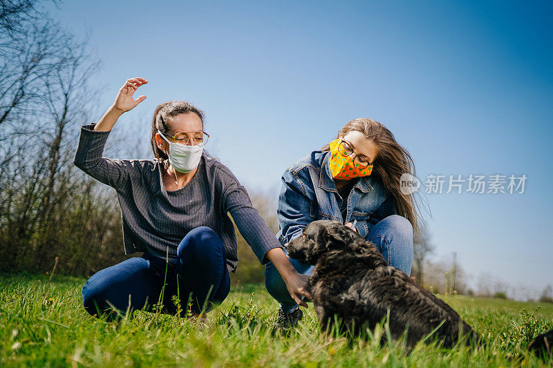 戴着防护口罩的女性在大自然中