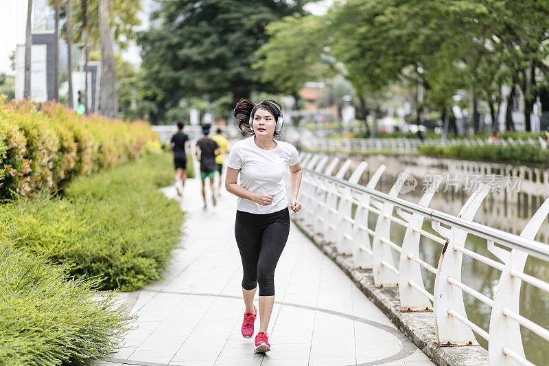 一个年轻女子在公园里跑步和锻炼