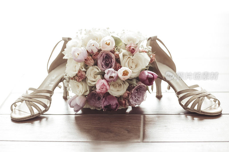 一个彩色的花朵安排与笼子白色跟凉鞋