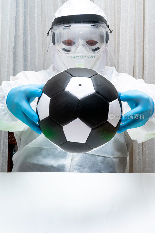 足球，在医疗世界的手中对抗冠状病毒