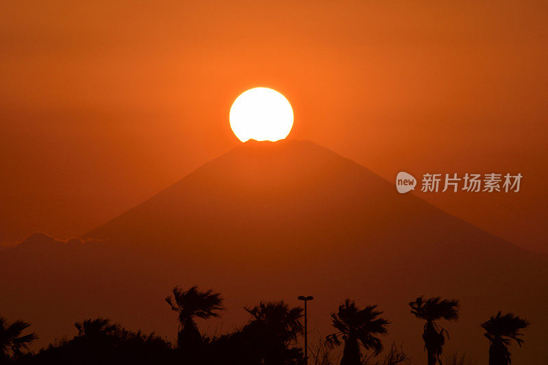 神奈川县三浦半岛富士山上的日落