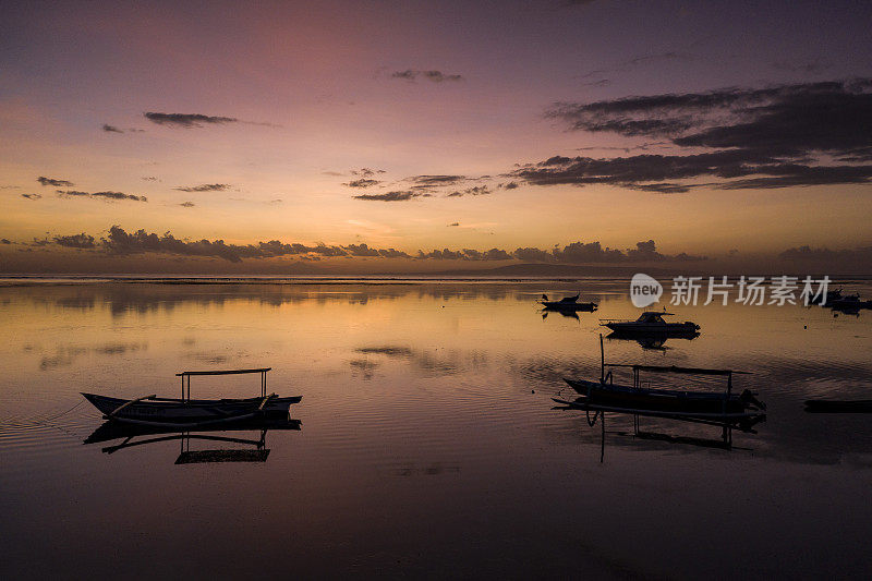五彩缤纷的日出在印度尼西亚巴厘岛萨努海滩
