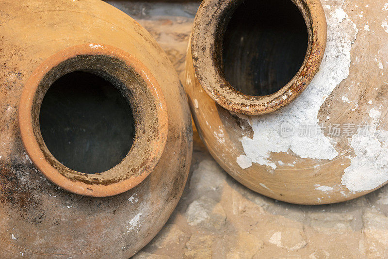 两个棕色古老的大型陶土双耳罐的细节