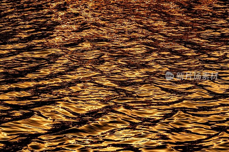 金水荡漾。水表面。