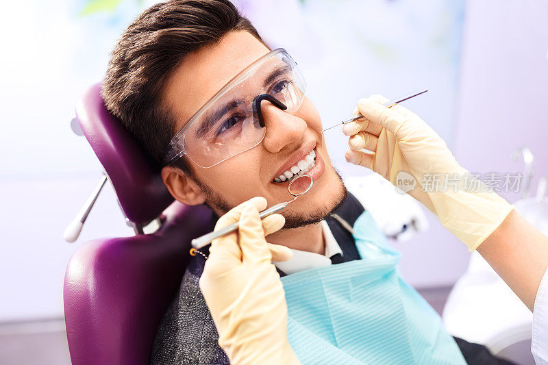 年轻人在看牙医。牙科保健。