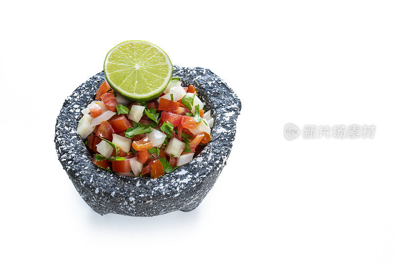 比科德加洛柳墨西哥食谱在石molcajete孤立上白