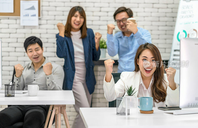 集团亚洲商务人士庆祝和展示大拇指一起与幸福的行动和在现代的办公室，项目成功和团队合作成功，人的商业集团理念