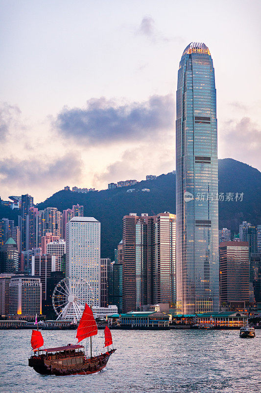 在香港维多利亚港驶向国际金融中心的帆船