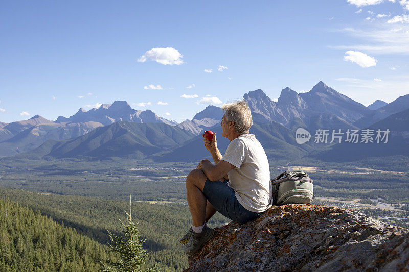 清晨，一位徒步旅行者在山脊上放松