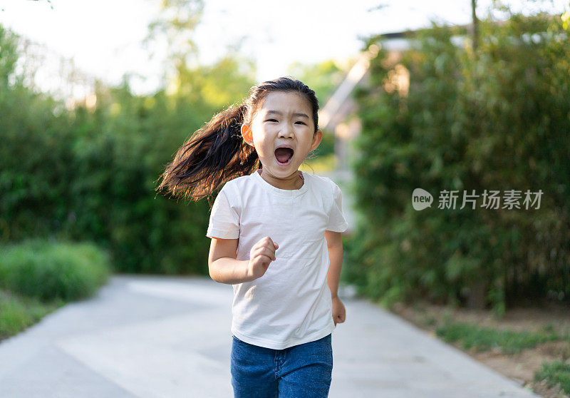 可爱小女孩跑步