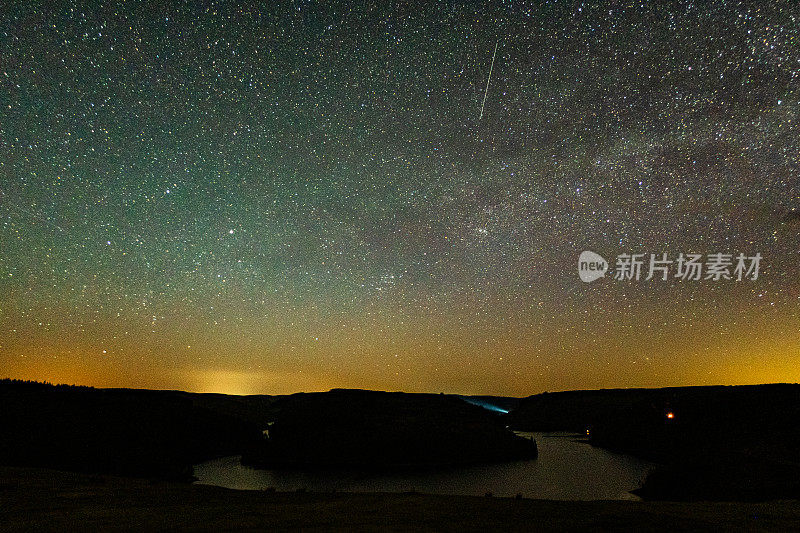 遥远的威尔士乡村上空的昏暗星空