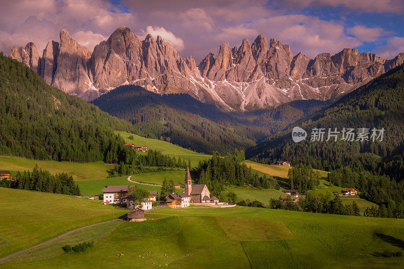 意大利阿尔卑斯山Dolomites，田园诗般的圣玛格达莱纳风景和日落教堂