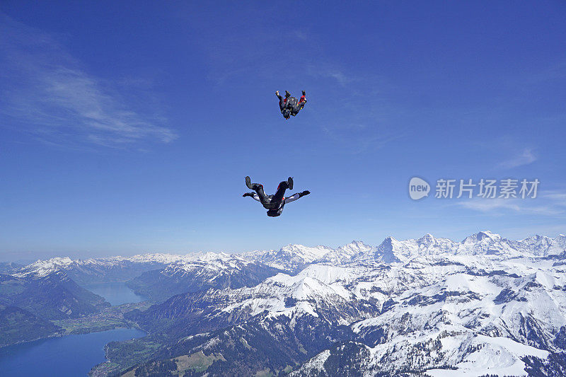 自由落体飞行者通过高山景观之上的崇高天空下降