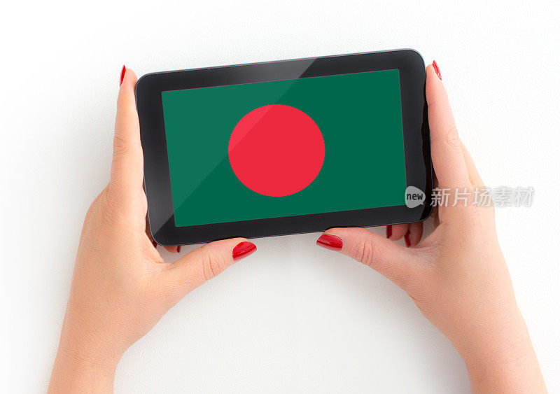 孟加拉旗数字平板电脑在成熟女性手中与个人观点