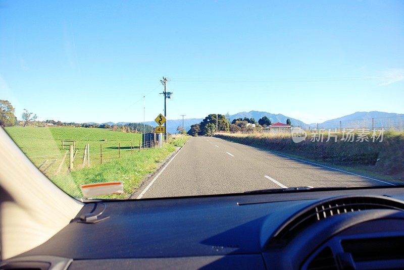 新西兰乡村的道路景观