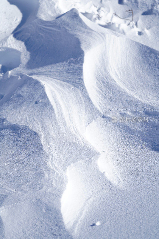 冰冻的雪地上波浪的形状