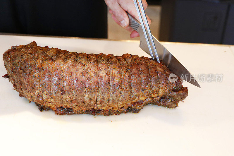 圣诞特辑的烤肉。半熟的牛眼牛排放在木砧板上