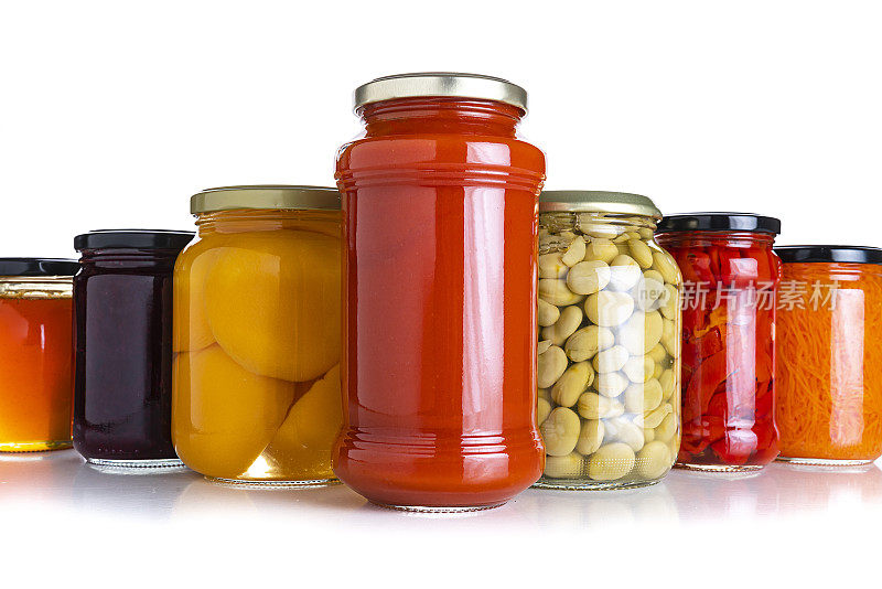腌食品:白色背景上的三个玻璃罐