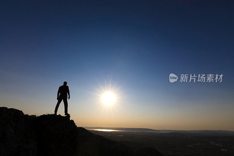 背包旅行者站在山顶