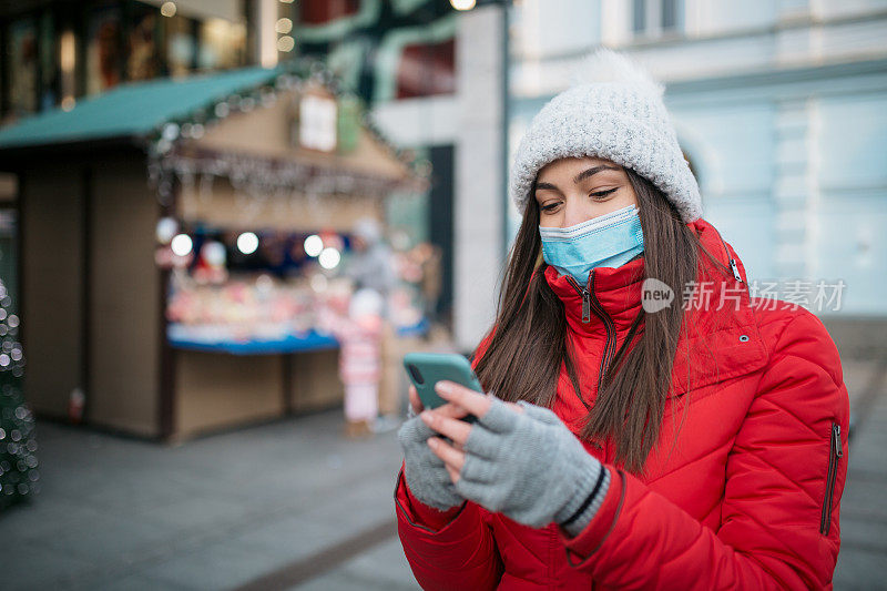 年轻的白人女人在用智能手机