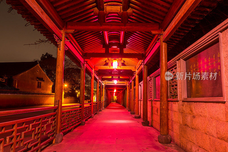 舟山群岛普陀山的中国传统走廊夜景，中国观音菩萨道场的著名景点