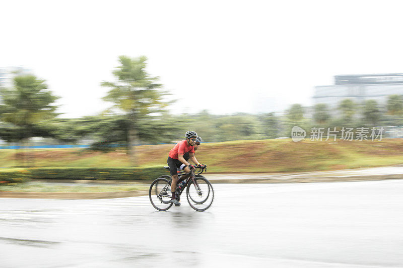 男子标准公路自行车比赛在平移照片