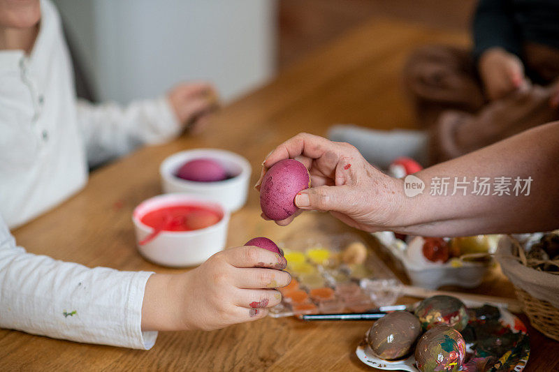 奶奶和她的孙子正在玩复活节彩蛋。