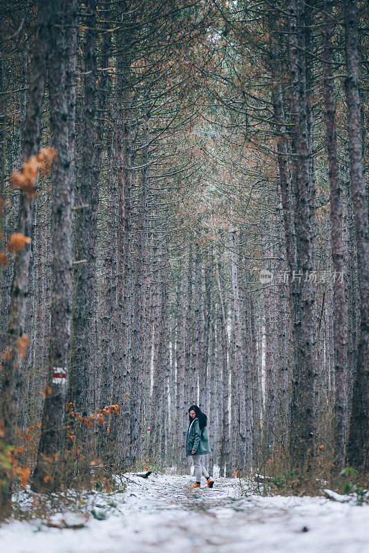 在森林里徒步旅行的女人