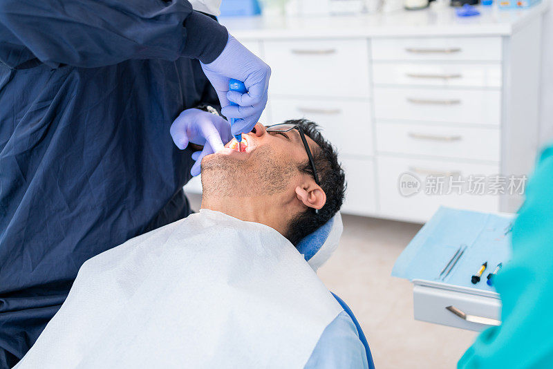 牙科医生在牙科诊所治疗病人的牙齿
