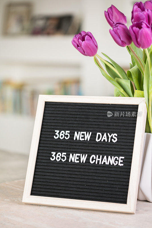 365个新的日子，365个新的机会。写有励志名言的公告板。新年决心和目标设定，自我提高和发展理念。