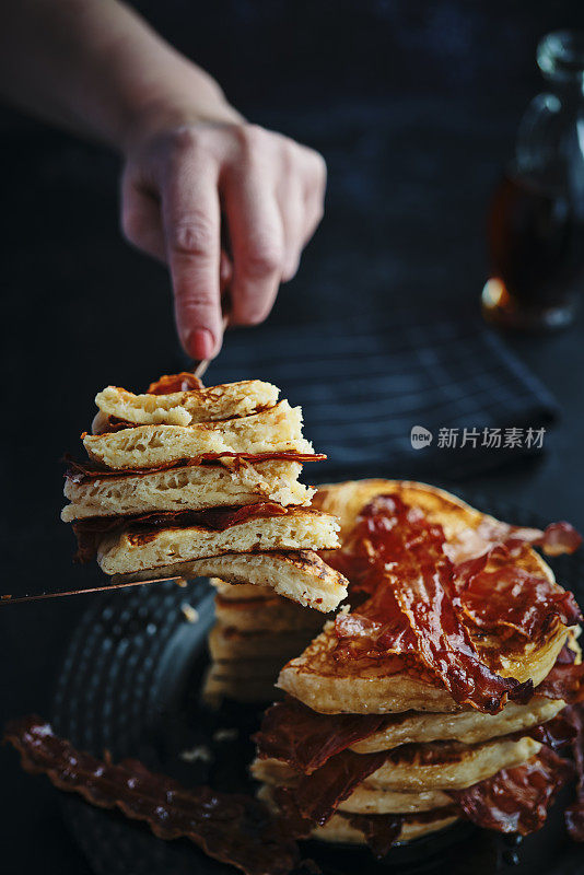 煎饼配脆培根和枫糖浆