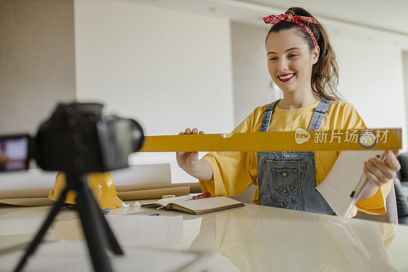 美丽的女工程师拍摄教程和在家工作