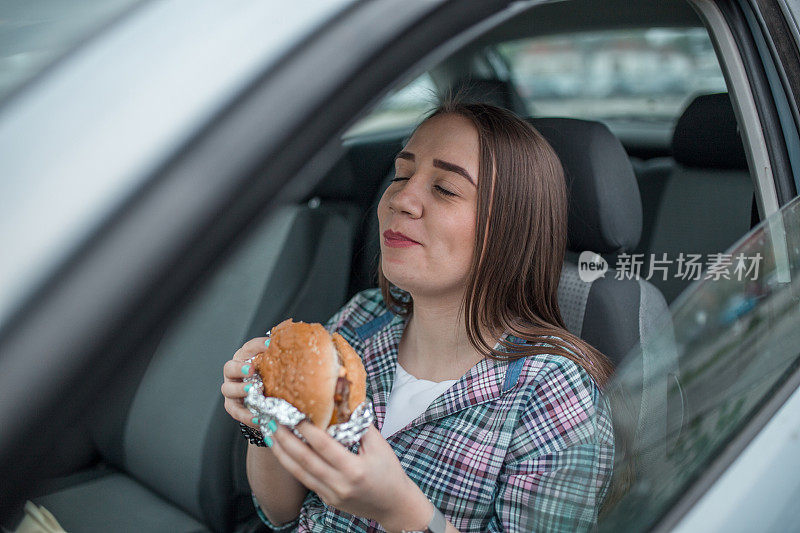 女商人喜欢在午餐休息时间吃汉堡包